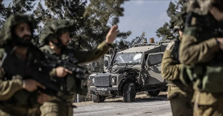 ক্ষেপণাস্ত্র হামলায় ক্ষতিগ্রস্ত গাড়ি